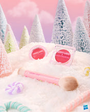 Cargar imagen en el visor de la galería, SWEET GIRL SET DE RUBOR Y BROCHA CANDYLAND X BEAUTY CREATIONS