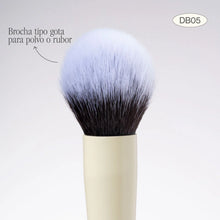 Cargar imagen en el visor de la galería, BROCHA DUO GOTA POLVO Y CORRECTOR DB05 ATENEA BEAUTY