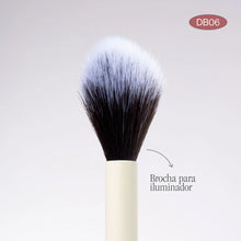 Cargar imagen en el visor de la galería, BROCHA DUO ILUMINADOR Y POLVO SUELTO DB06 ATENEA BEAUTY