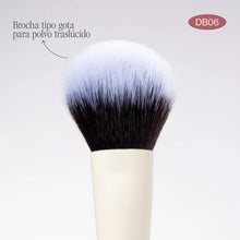 Cargar imagen en el visor de la galería, BROCHA DUO ILUMINADOR Y POLVO SUELTO DB06 ATENEA BEAUTY
