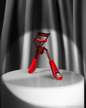 Cargar imagen en el visor de la galería, ENCHINADOR BETTY BOOP &quot;A WINK &amp; A GIGGLE LASH CURLER BEAUTY CREATIONS