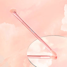 Cargar imagen en el visor de la galería, CLOUD BLUR CONCEALER BRUSH BROCHA PARA CORRECTOR  AMOR US