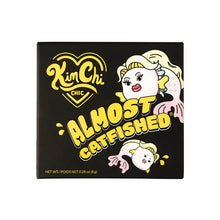 Cargar imagen en el visor de la galería, MAQUILLAJE EN POLVO ALMOST CATFISHED KIMCHI CHIC