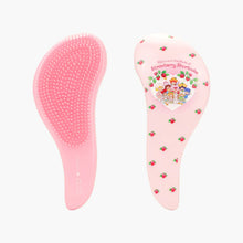 Cargar imagen en el visor de la galería, CEPILLO DESENREDANTE ESTAMPADO STRAWBERRY SHORTCAKE CELAVI