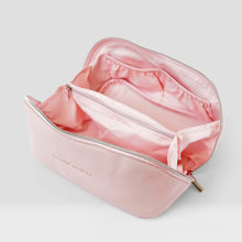 Cargar imagen en el visor de la galería, THE TRAVEL PINK BAG BEAUTY CREATIONS