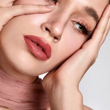 Cargar imagen en el visor de la galería, LABIAL SATINADO HIDRATANTE AYVANNA REVER