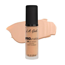 Cargar imagen en el visor de la galería, PRO.MATTE FOUNDATION TONO SOFT BEIGE L.A GIRL