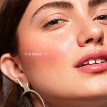 Cargar imagen en el visor de la galería, SUN KISSED BLUSHER STICK DAPOP