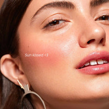 Cargar imagen en el visor de la galería, SUN KISSED BLUSHER STICK DAPOP