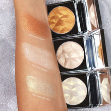 Cargar imagen en el visor de la galería, ILUMINADOR DAZZLING LIGHTS - 02 ROSE QUARTZ KARA BEAUTY
